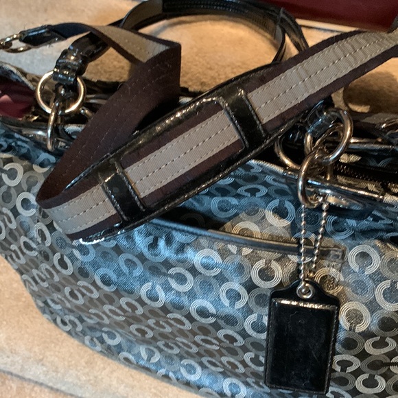 XL COACH leather logo handbag full of  pockets inside and out. LIKE BRAND NEW! - Picture 9 of 15